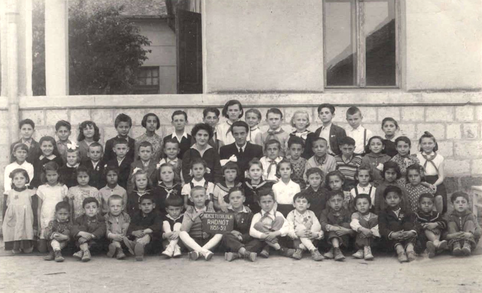 Évvégi iskolai csoportkép Nemesradnóton (1958/1959)