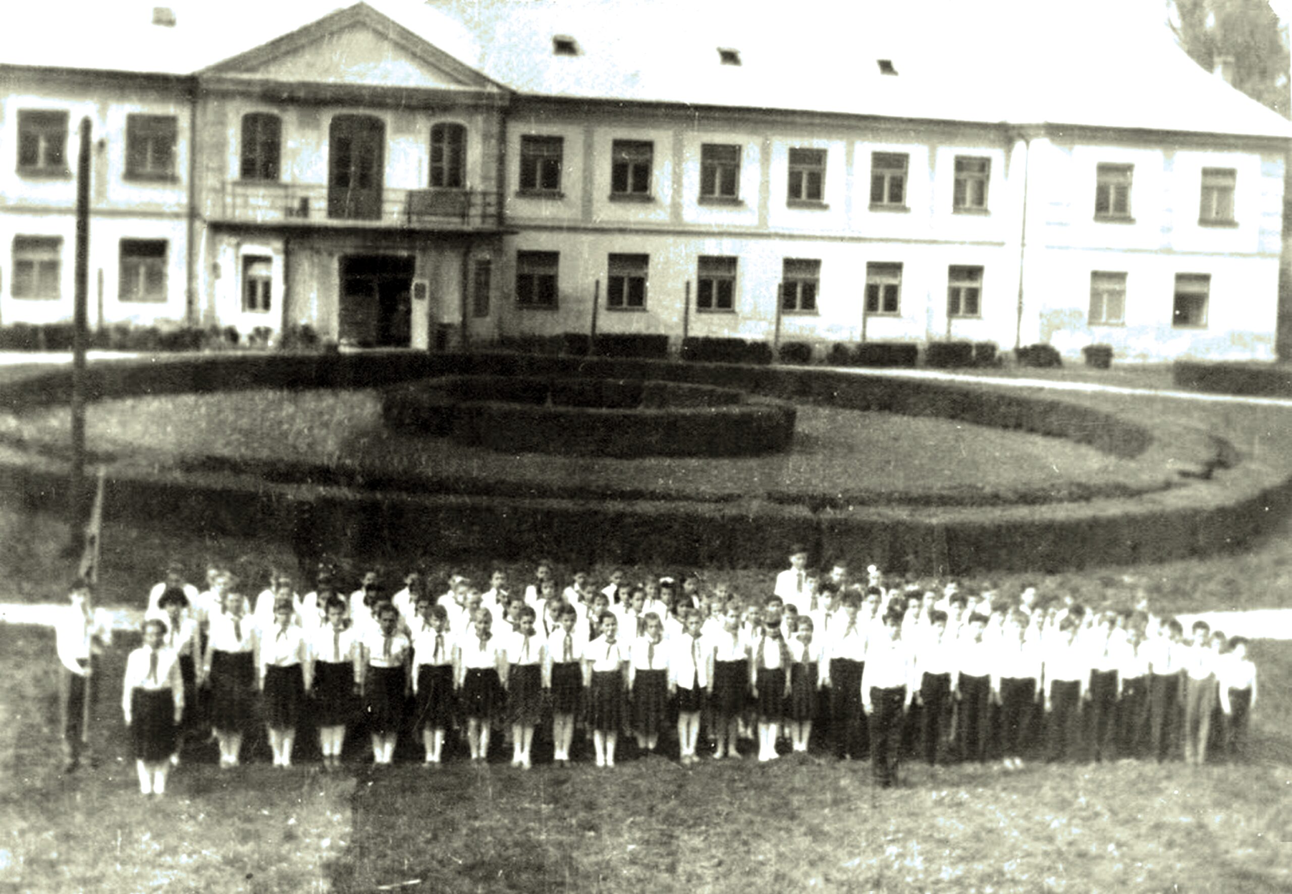 Pionírcsapat az iskola előtt