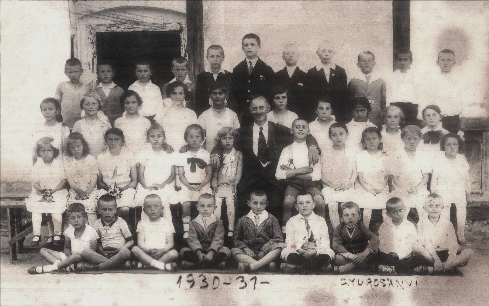 Iskolai csoportkép Bodon Lajos kántortanítóval