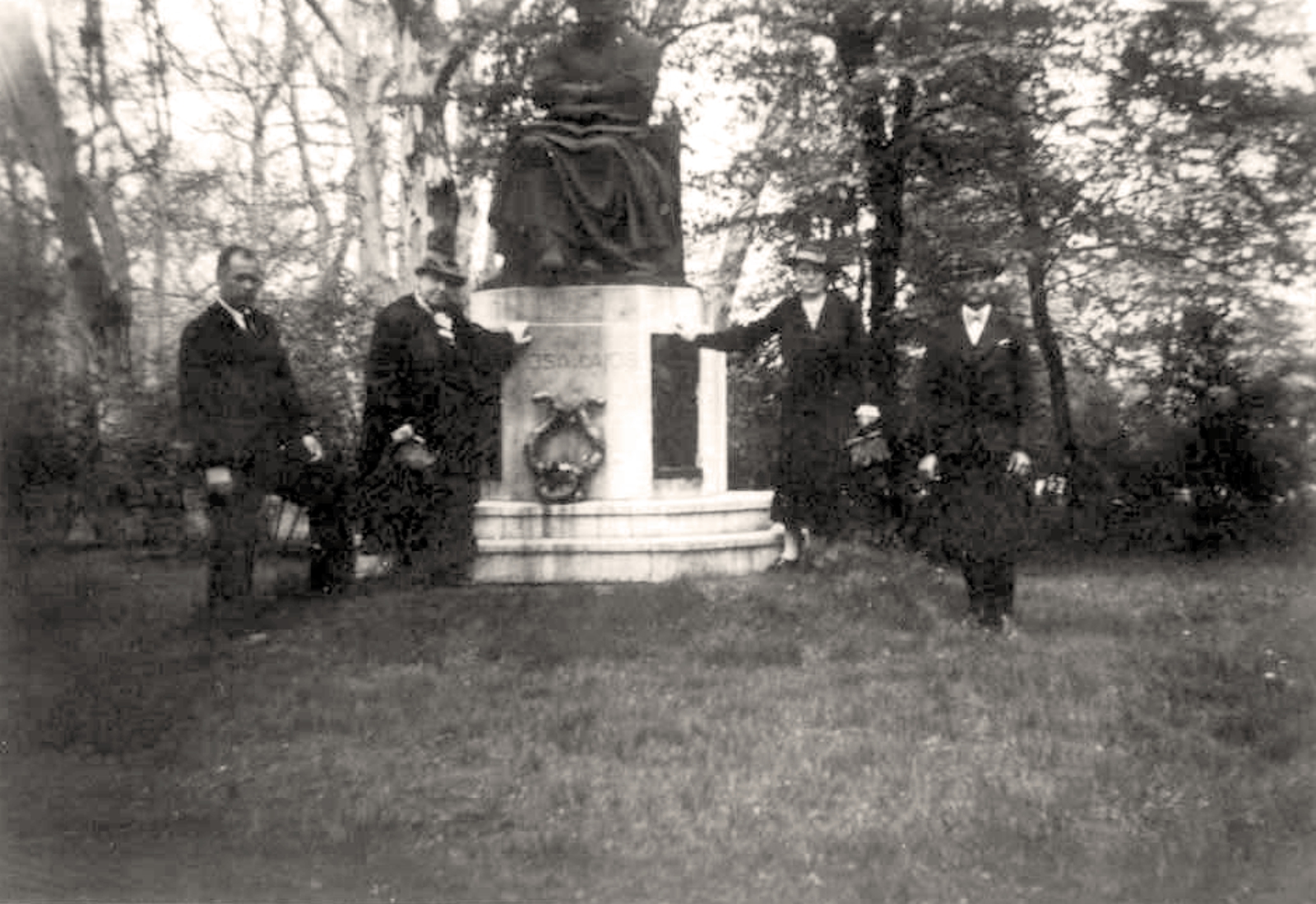 Pósa Lajos városligeti szobránál Budapesten