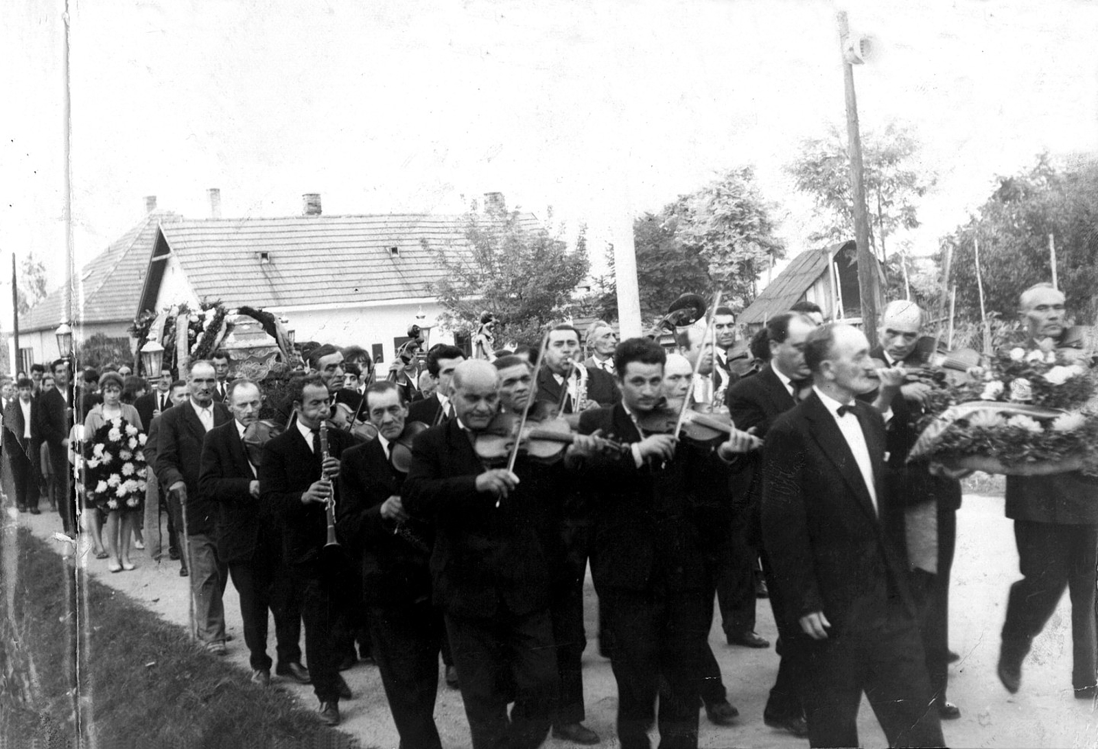 nagymagyar-ciganyzenesz-temetese