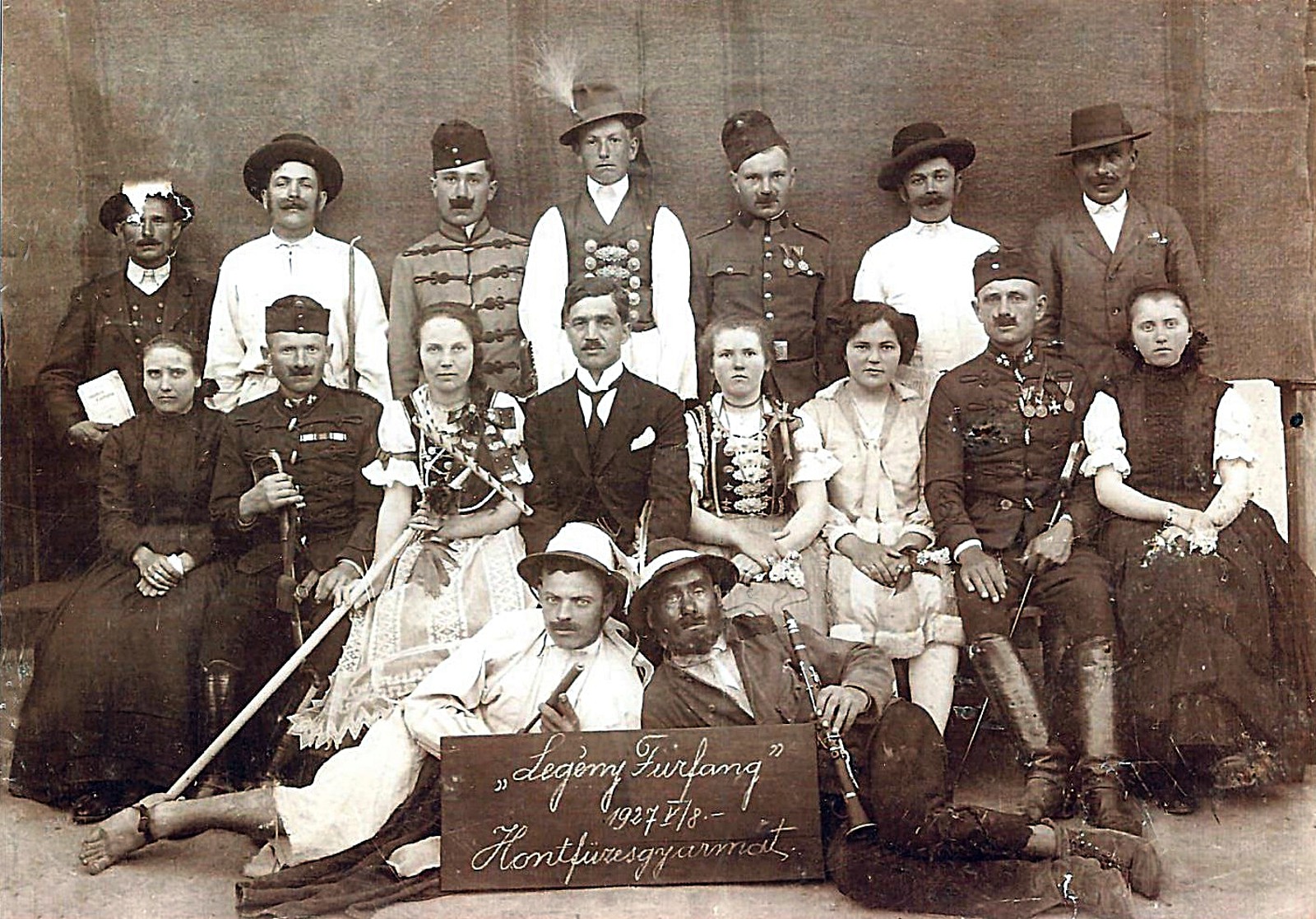 hontfuzesgyarmat-legenyfurfang-1927