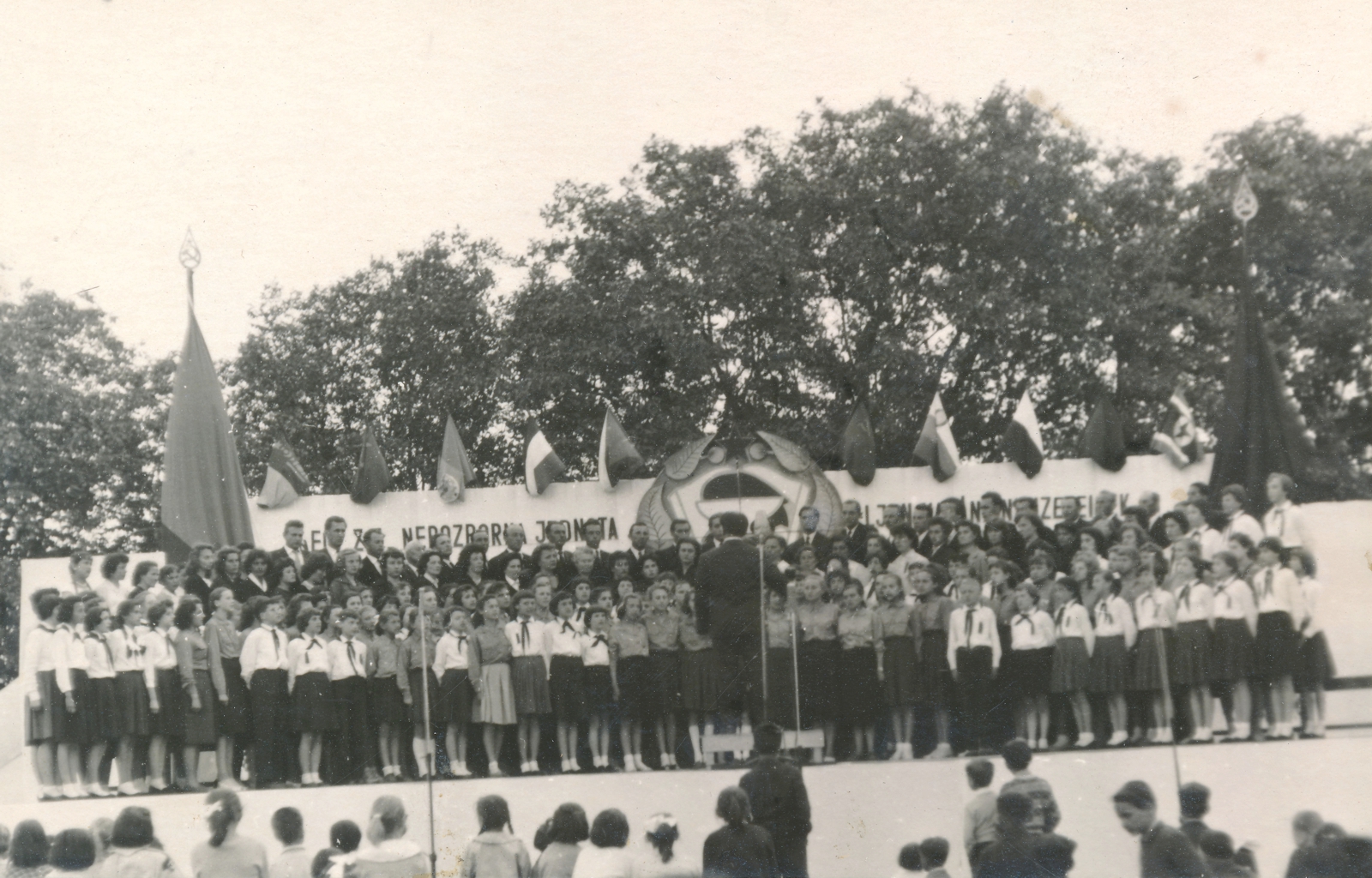 ersekujvar-dal-es-tancunnepely-1960