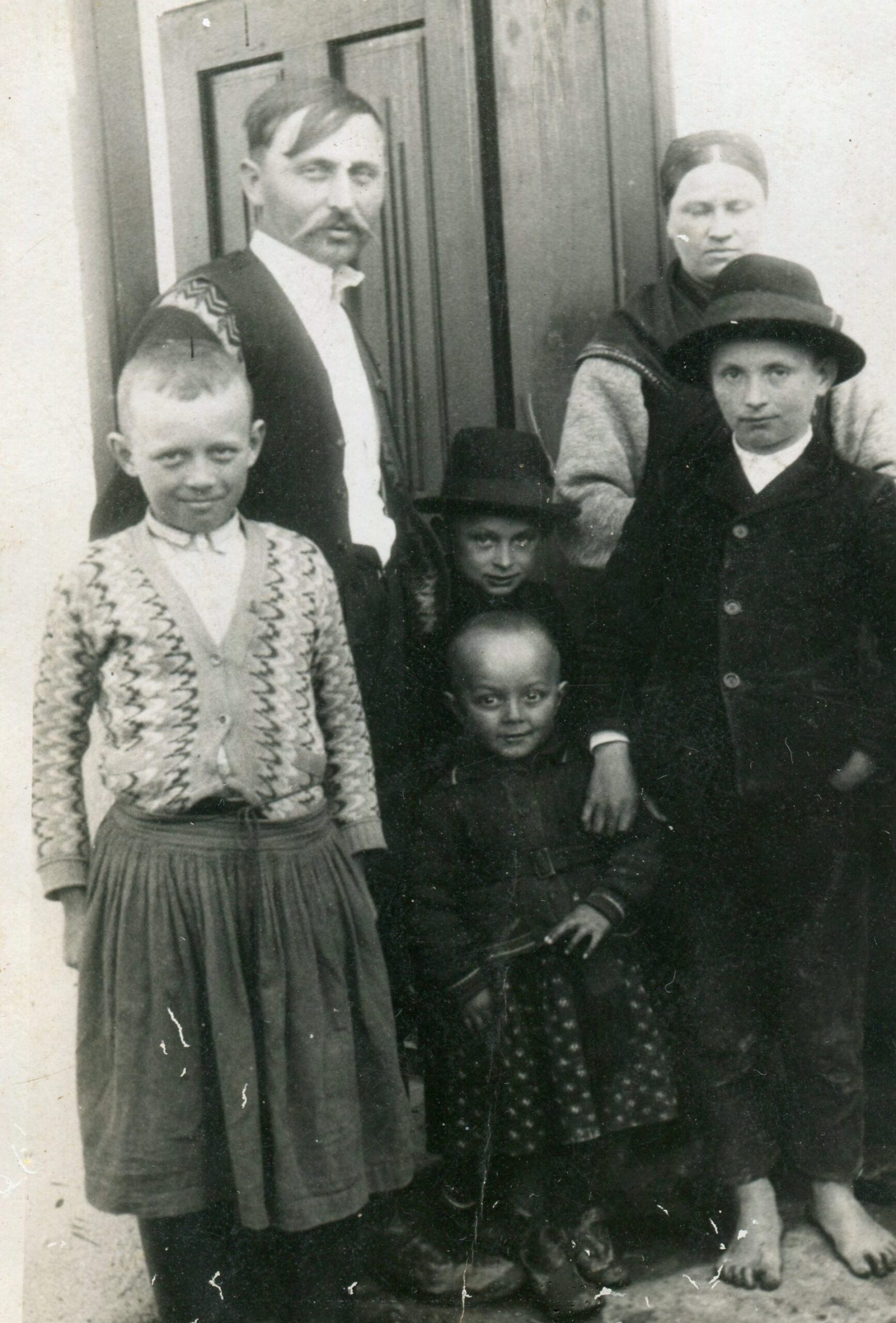 alsobodok-csoportkepfiuviselettel