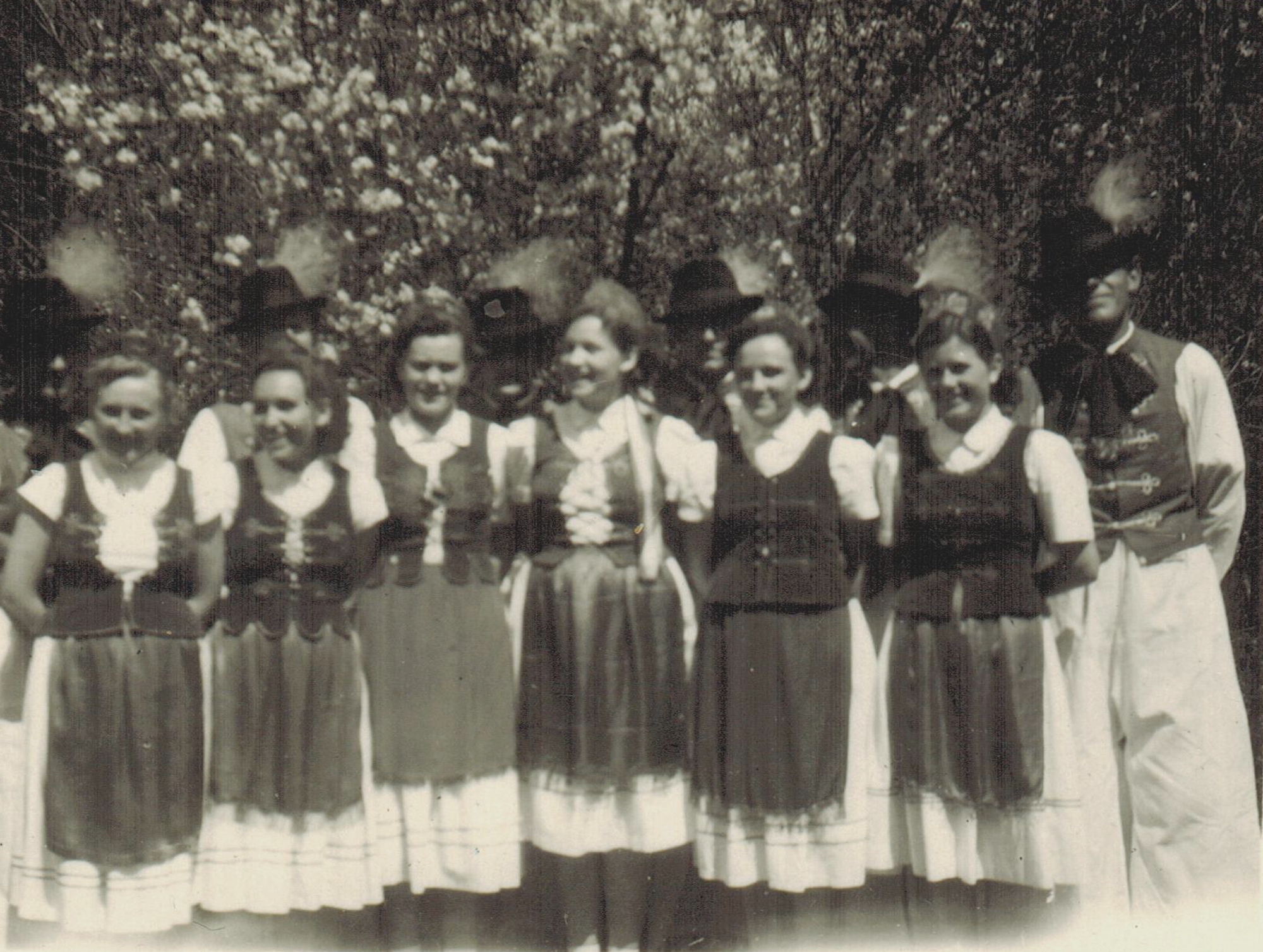 felsoszeli-tanccsoport-1955