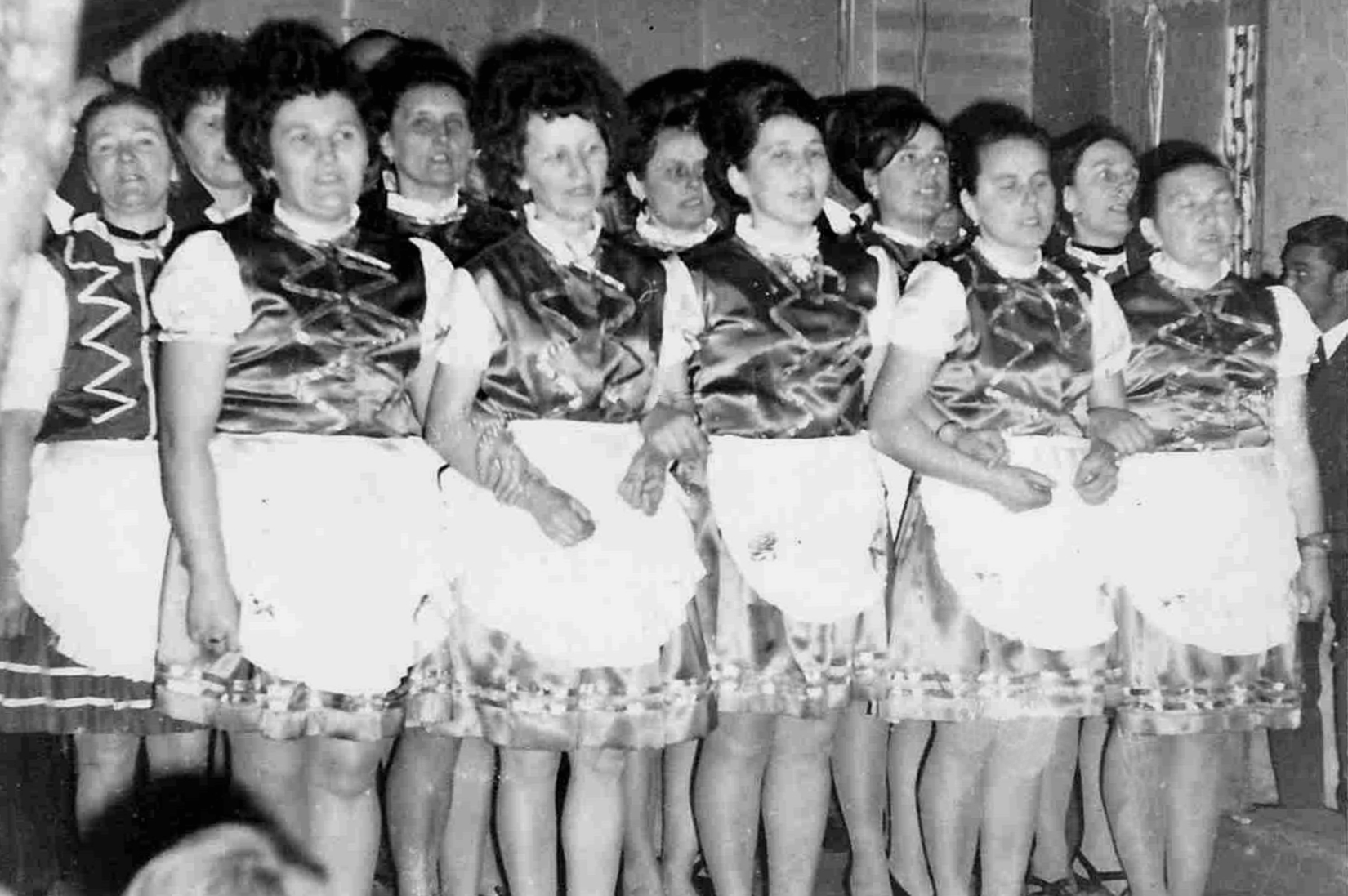 peterfala-menyecske-korus-1970