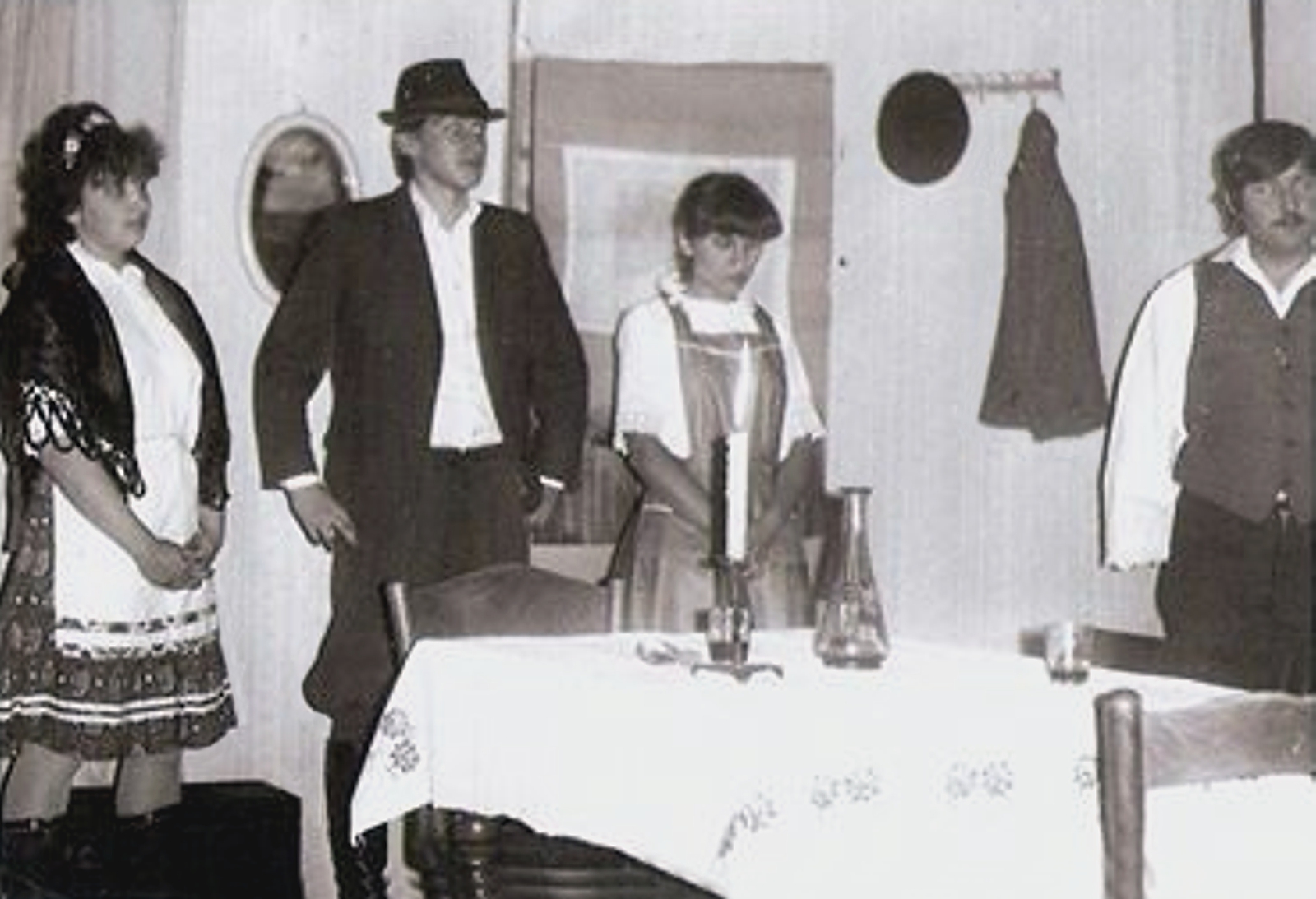 peterfala-sztinjatszok-feher-anna