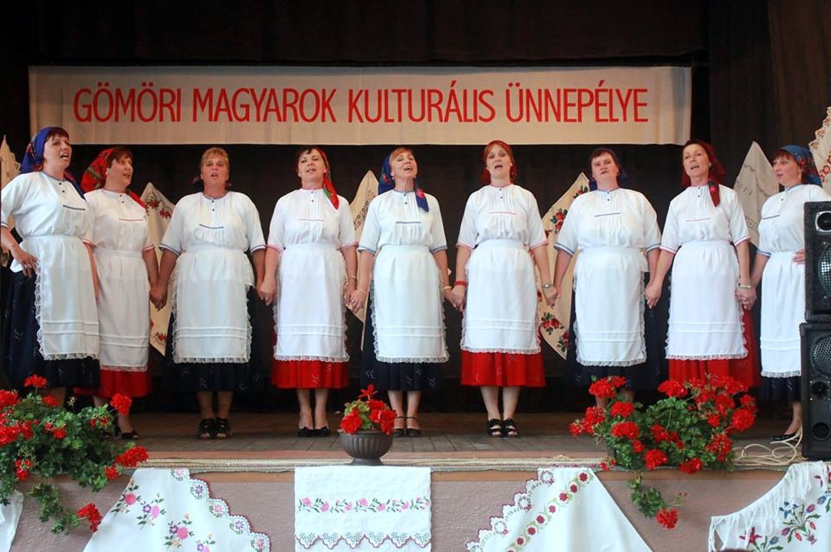 peterfala-menyecske-korus-2004