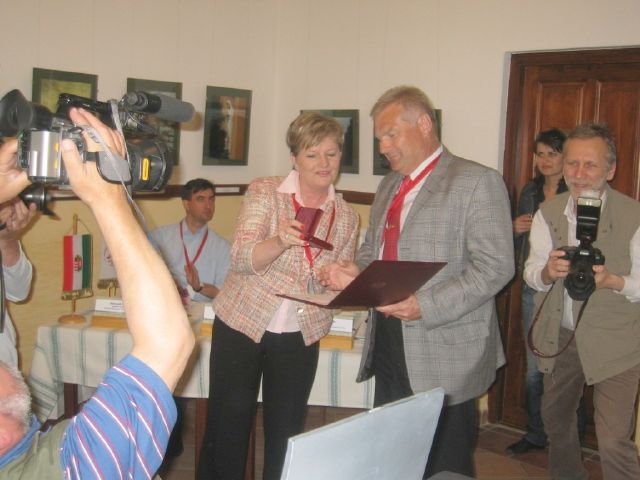 Szili Katalin átnyújtja az emlékérmét Mézes Rudolfnak, a Csemadok országos alelnökének