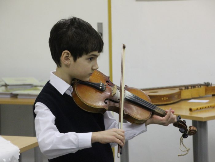 Varga Zaránd Ágoston, furulyás, hegedűs, citerás, énekes