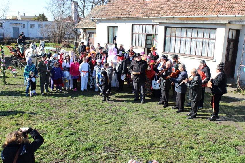 Hagyományteremtő dőrejárás Nemeshodosban