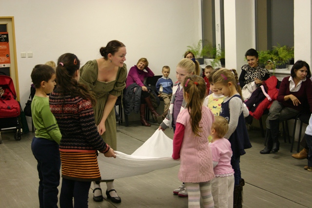 Fonjuk a vásznat, asszonyok!