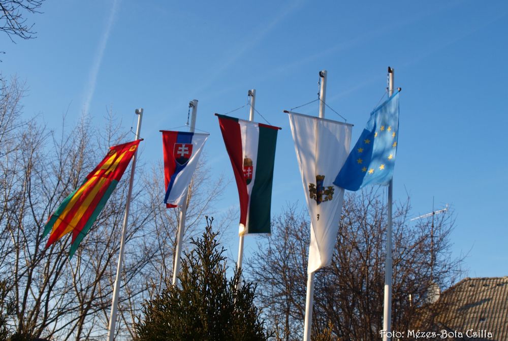 Koszorúzási ünnepség az 1848-49-es forradalom és szabadságharc emlékművénél Pereden