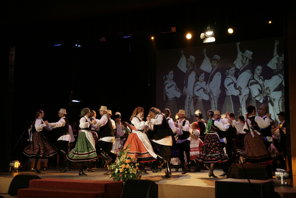 A régi Szőttes tagok táncolnak