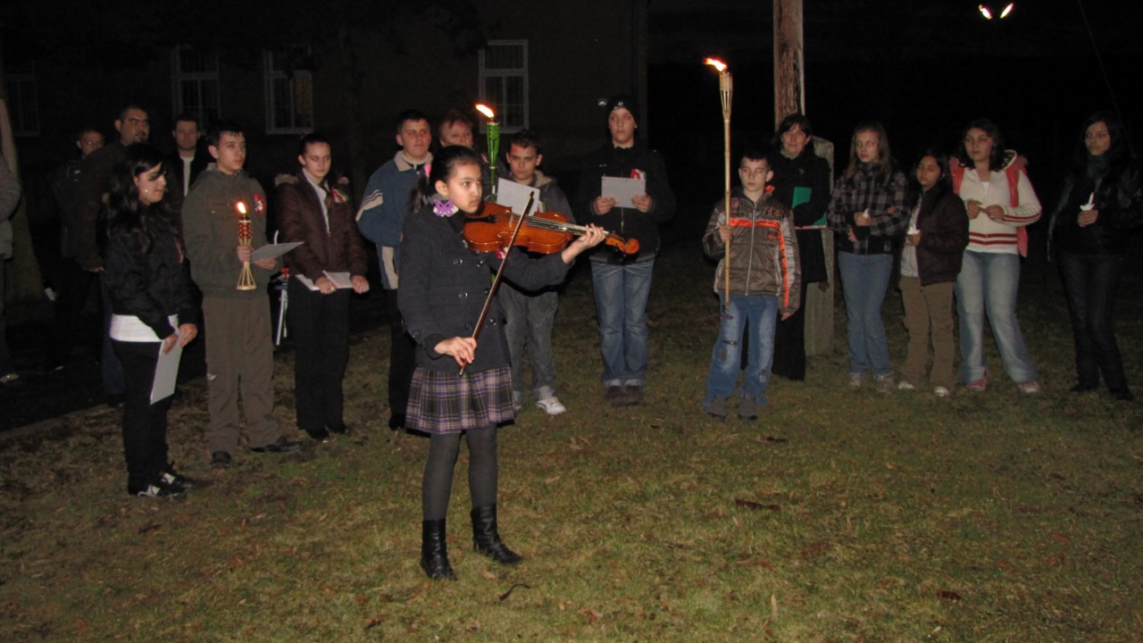 Fáklyás felvonulás és koszorúzási ünnepség a kastélykertben
