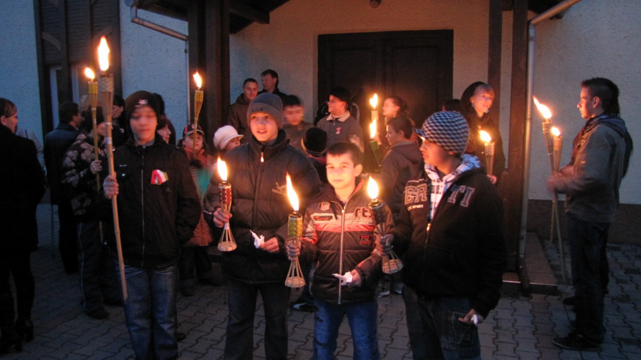 Fáklyás felvonulás és koszorúzási ünnepség a kastélykertben