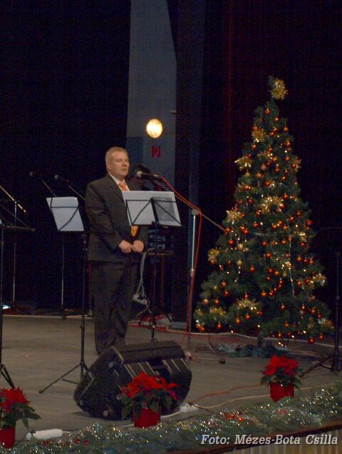 Mézes Rudolf, a Csemadok országos alelnöke köszönti a közönséget