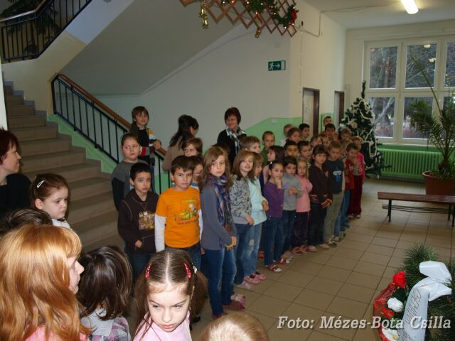 Koszorúzás a Galántai Kodály Zoltán Alapiskolában